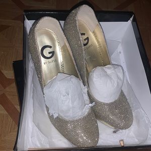 Size 8.5 M “G BY GUESS” GOLD FABRIC SHOES NEVER WORN BRAND NEW